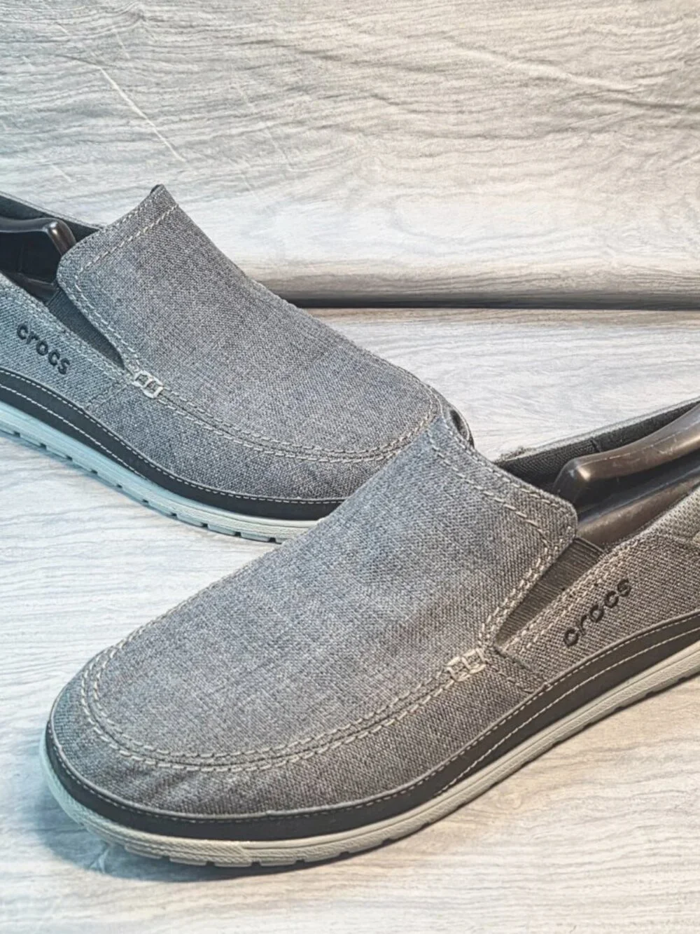 Crocs Santa Cruz Dual Comfort Loafer Mens Size 11 Gray Denim Canvas Slip On Shoe